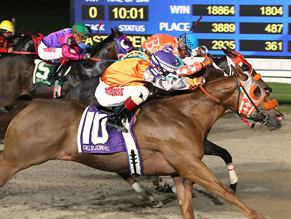 Horses racing at Delta Downs